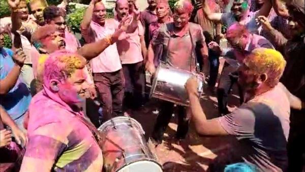 Holi 2023: आईजी और एसपी के ढोल की थाप पर नाचे पुलिसकर्मी, जमकर उड़ा गुलाल
