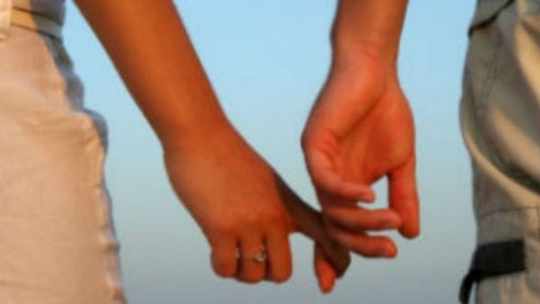 डेट पर बुलाकर नहीं आया ब्वॉयफ्रेंड, हाई-वोल्‍टेज ड्रामा करते हुए धरने पर बैठी युवती