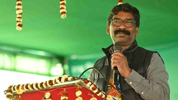 झारखंड के सीएम हेमंत सोरेन पहुंचे अपने पैतृक गांव, आज बाहा पर्व में होंगे शामिल