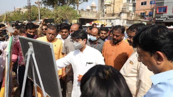 Gwalior: सिंधिया के छूते ही उखड़ने लगी टाइल्स, घटिया निर्माण पर लगाई फटकार, कहा- स्मार्ट सिटी को बना दिया जंगल