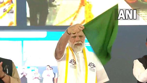 Karnataka: पीएम ने किया दुनिया के सबसे लंबे प्लेटफॉर्म का उद्घाटन, कहा- हर घर खुशहाली लाना लक्ष्य