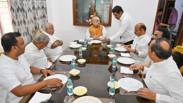 Karnataka: येदियुरप्पा के घर अमित शाह की 'ब्रेकफास्ट मीटिंग', वरिष्ठ नेताओं के साथ हुई चुनावी चर्चा
