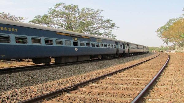 Kerala Train Tragedy: चलती ट्रेन में यात्री पर पेट्रोल डालकर लगाई आग, 9 लोग घायल, 3 के शव मिले