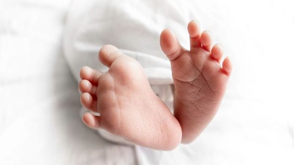 टॉयलेट में बच्चे को दिया जन्म, मां ने नवजात को खिड़की से बाहर फेंका, हुई मौत