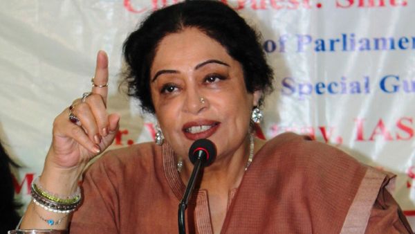 क्या देश में फिर से बढ़ रहा है कोरोना? किरण खेर कोविड-19 पॉजिटिव, बोलीं- आप लोग भी करा लें अपना टेस्ट