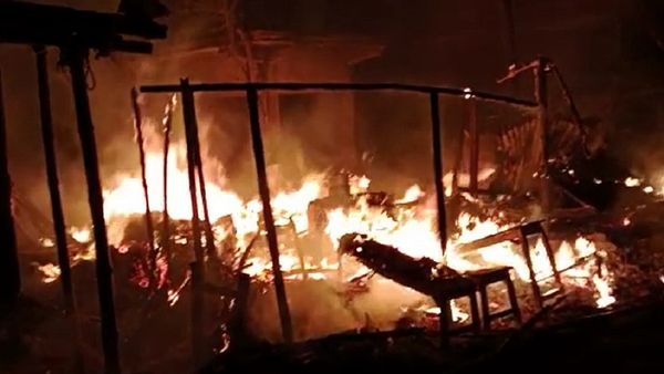 Bihar: किशनगंज में बदमाशों ने दो हिंदू मंदिरों में लगाई आग, चार दुकान भी जलकर खाक, तनाव के बाद पुलिस मौजूद