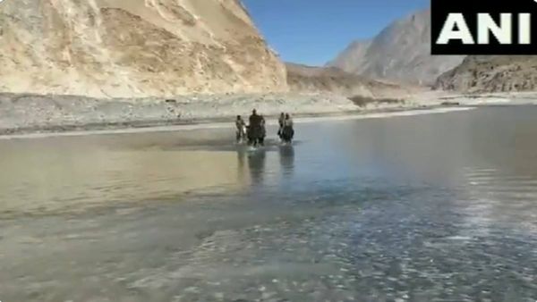 Indian Army: गलवान में बढ़ी भारतीय सेना की गतिविधि, LAC से सामने आया जवानों का VIDEO
