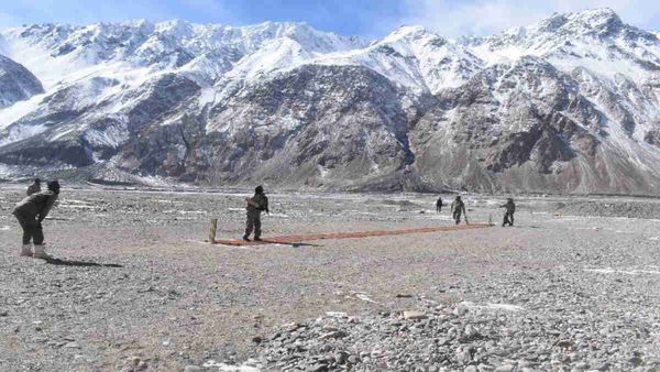 Ladakh: गलवान की पिच पर गरजा सेना का 'बल्ला', जीरो टेंपरेचर में क्रिकेट खेलते नजर आए जवान