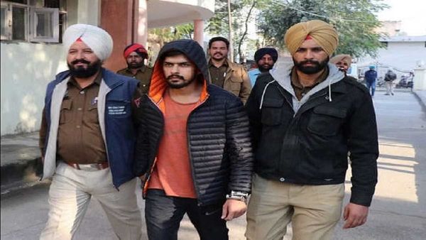 Lawrence Bishnoi से मिलने के लिए घर से भागीं दो लड़कियां, दोस्तों को दिखाने के लिए जेल के बाहर ली सेल्फी