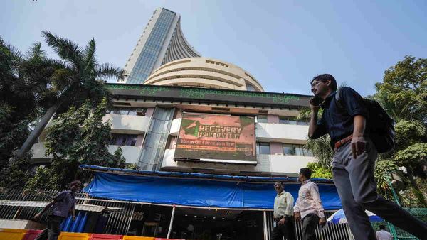 हफ्ते के पहले दिन गिरावट के साथ खुला शेयर बाजार, 453.46 अंक लुढ़का सेंसेक्स