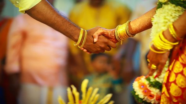  प्रेमी संग भागी पत्‍नी, पति ने बदला लेने के लिए लवर की पत्‍नी से कर ली शादी, अब लोग ले रहे मजा