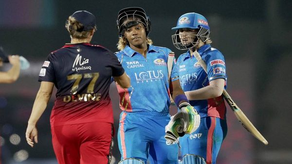 MI vs RCB: गेंद से कहर बरपाने के बाद बल्ले से किया धमाका, 40 लाख के खिलाड़ी के आगे करोड़ों पाने वाले भी फेल