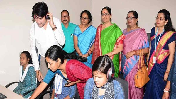 दृष्टिबाधित छात्राओं के लिए ओडिशा के पहले डिजिटल रीडिंग कॉर्नर का उद्घाटन किया गया