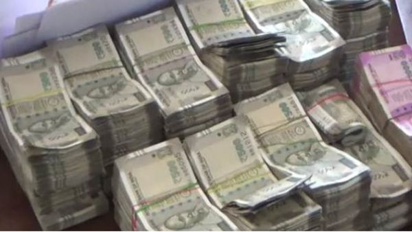 गलत आधार लिंक होने से महिला के खाते से उड़ाया एक लाख रुपया, वापस करने से इनकार, बोला- मुझे PM मोदी ने दिया है