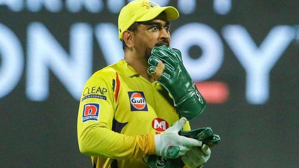 धोनी की दिवानगी का जवाब नहीं, फैन ने शादी के कार्ड पर छपवाई माही की फोटो