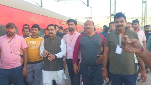 MP News: गृह मंत्री 700 श्रद्धालुओं को लेकर ट्रेन से वैष्णो देवी यात्रा के लिए रवाना, भक्तों में दिखा उत्साह