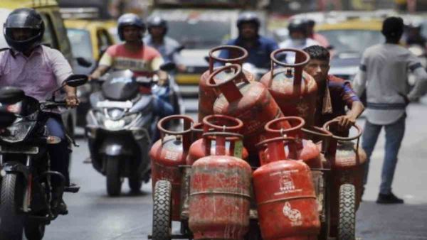 Gas Cylinder Price: महंगे गैस सिलेण्डर की मार, अब गरीब की हैसियत के पार
