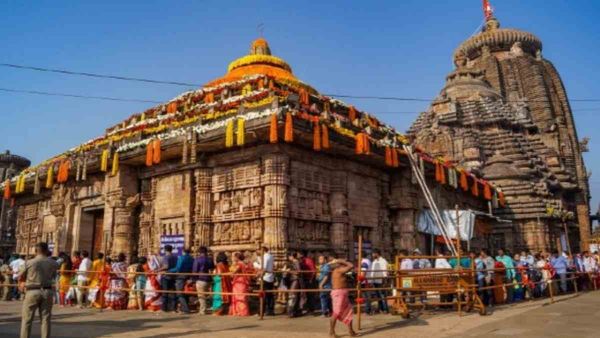 Religious Tourism: कोरोना के बाद बढ़ा धार्मिक पर्यटन, सरकार को हुई भारी कमाई