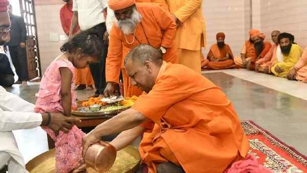 Chaitra Navratri 2023: CM Yogi Adityanath ने कन्याओं का पांव पखार लिया आशीर्वाद