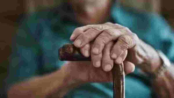 UP News: बेटे-बहू से नाराज़ 80 वर्षीय बुजुर्ग ने उठाया ये बड़ा कदम, वजह जानकर आप भी रह जाएंगे हैरान