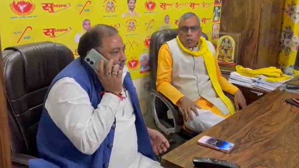 Om Prakash Rajbhar से मिलने सुभासपा ऑफिस पहुंचे योगी के परिवहन मंत्री दयाशंकर, गठबंधन पर कही ये बड़ी बात