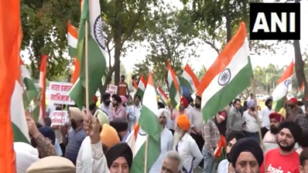 दिल्ली में ब्रिटिश हाई कमीशन के बाहर सिखों का प्रदर्शन, 'भारत हमारा स्वाभिमान' लगााया नारा