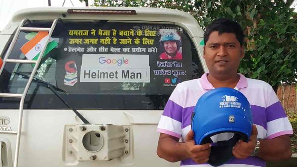 मिलिए हेलमेट मैन राघवेंद्र सिंह से, सड़क हादसे में हुई दोस्त की मौत तो नौकरी छोड़कर बांटने लगे हेलमेट