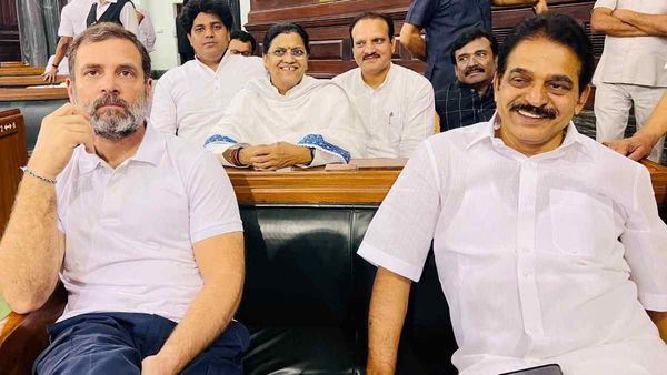 'मैंने भारत विरोधी कुछ भी नहीं बोला', माफी की मांग के बीच संसद पहुंचे राहुल गांधी