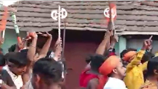 'जय...जय... श्री राम...,' बंगाल में राम नवमी शोभायात्रा में तलवारें लहराते दिखे लोग, साथ में भारी पुलिस फोर्स