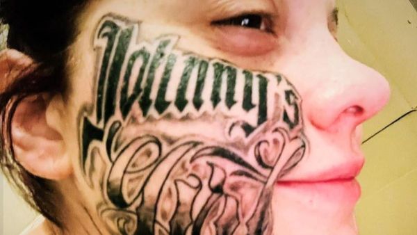 ये कैसा प्यार! महिला ने चेहरे पर बनवाया पति के नाम का टैटू, देखकर चौंक गए लोग और फिर...