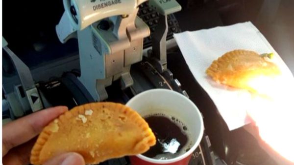 कॉकपिट में गुजिया और कॉफी रखना पड़ा भारी, एयरलाइन ने दो पायलट्स को किया ऑफ रोस्टर