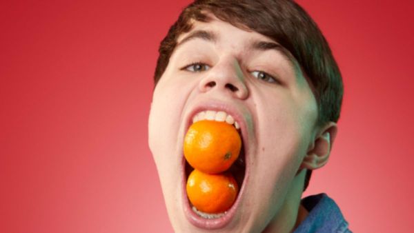 चार बर्गर एक साथ खा सकता है ये शख्स, इतने बड़े माउथ गैप के चलते मिला है वर्ल्ड रिकॉर्ड