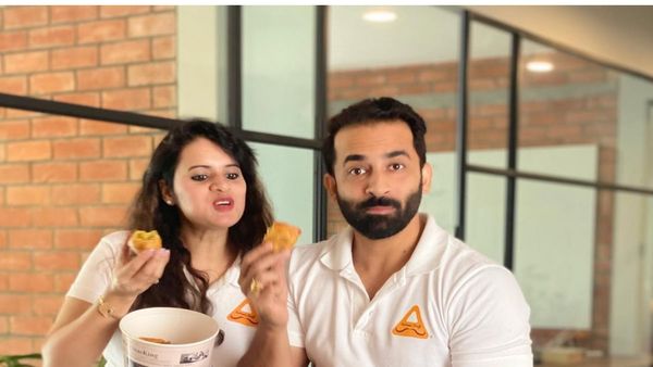 लाखों की नौकरी छोड़कर समोसे बेच रहा बेंगलुरू का ये कपल, अब हर दिन कमा रहे हैं 12 लाख रुपये