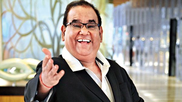हंसते-खिलखिलाते हुए Satish Kaushik का सामने आया आखिरी वीडियो, पैप्स को हाथ हिलाते हुए कहा 'गुडबॉय'