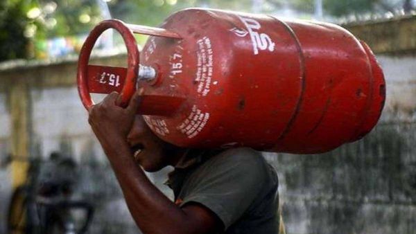 LPG Cylinder Price: कैसे तय होती है एलपीजी गैस सिलेंडर की कीमतें और क्यों बढ़ रहे हैं दाम
