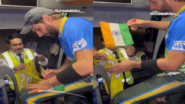 शाहिद अफरीदी ने किया तिरंगे का अपमान, पैर पर झंडा रख उस पर दिया ऑटोग्राफ