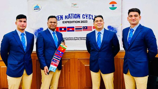 Indian Army के इन चार जांबाजों ने 5374 किलोमीटर साइकिल चलाई, INA की तलाश में 6 देशों की अनोखी यात्रा, जानिए