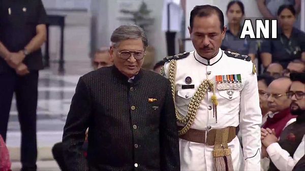 राष्ट्रपति मुर्मू ने पूर्व केंद्रीय मंत्री एसएम कृष्णा को पद्म विभूषण से किया सम्मानित, देखिए पूरी लिस्ट