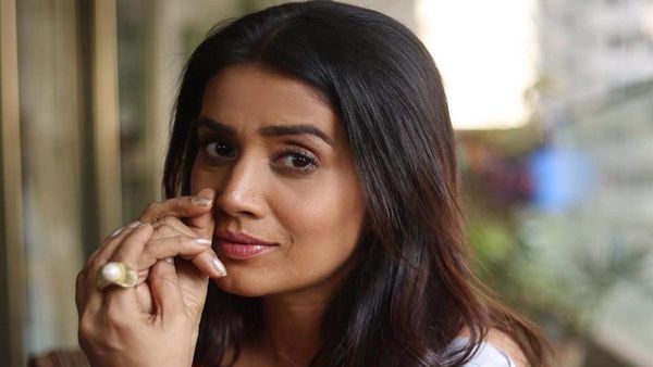 कौन हैं Sonali Kulkarni? जिन्होंने महिलाओं को कहा था 'आलसी', हो रही हैं बुरी तरह ट्रोल