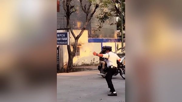 Video: सुपर कॉप रंजीत सिंह ने जीता टीम इंडिया का दिल, बस के सामने किया ट्रैफिक कंट्रोल डांस
