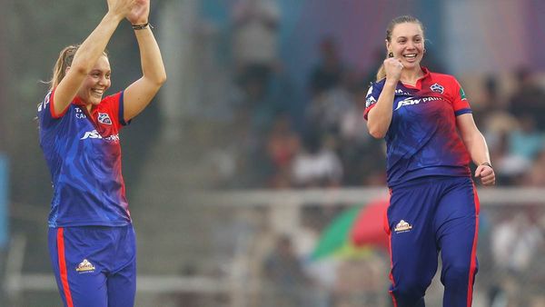 कौन हैं WPL में इतिहास रचने वाली 'एसोसिएट क्रिकेटर' तारा नॉरिस, जिन्होंने पहले ही मैच में लिए 5 विकेट