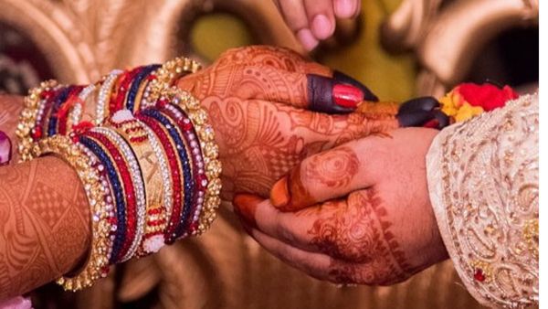 Live-In-Relationship में रह रहा था शख्‍स, अब एक ही मंडप में दो महिलाओं के साथ रचाई शादी