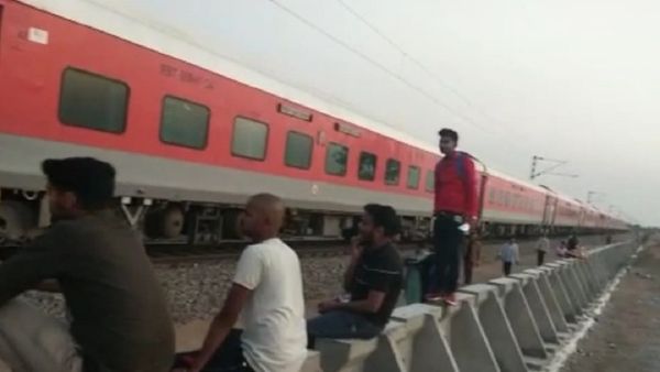 खजुराहो-उदयपुर इंटरसिटी की AC बोगी में लगी आग, चितहरी स्टेशन के पास टैंकरों से बुझाई गई आग