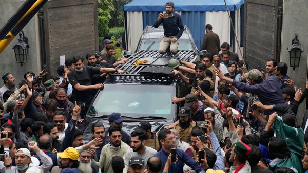 Imran Khan Live: पेशी के बाद इमरान खान को बड़ी राहत, गिरफ्तारी वारंट रद्द, अब 30 मार्च को अगली सुनवाई