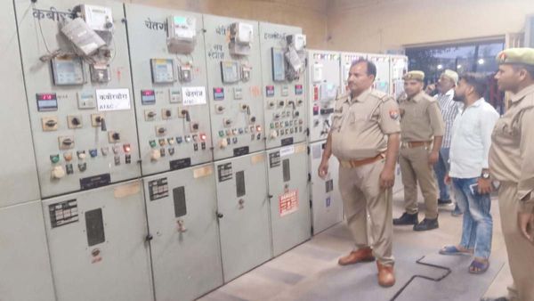 वाराणसी: बिजली आपूर्ति ठप, मच्छरों ने जीना किया दूभर, लोग बोले- आदिमानव युग में आ गए