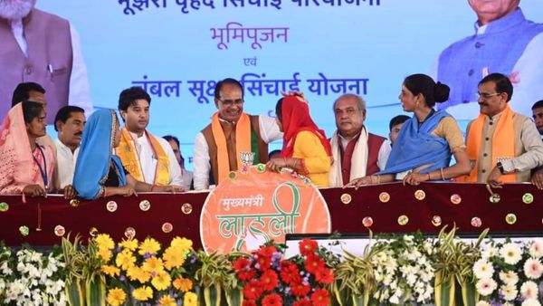 श्योपुर में मुख्यमंत्री शिवराज को महिलाओं ने बांधी 51 फीट लंबी राखी, लाडली बहना योजना के लिए किया सम्मान