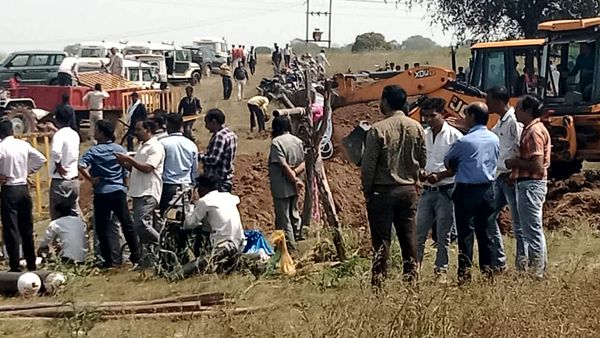 Vidisha: आनंदपुर में 7 साल का बच्चा 60 फीट गहरे बोरवेल में गिरा, 4 JCB से समांतर खोदा जा रहा है गड्ढा