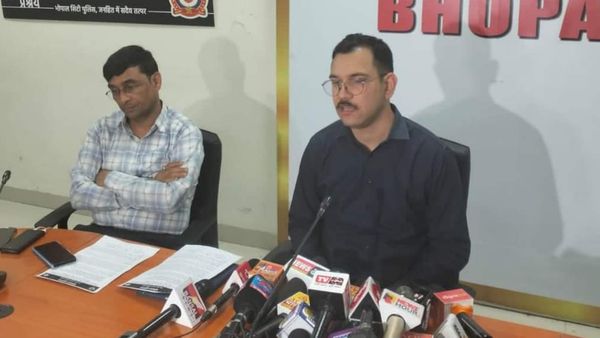 MP board: बोर्ड परीक्षाओं के पेपर लीक करने वाला आरोपी रायसेन से गिरफ्तार, भोपाल क्राइम ब्रांच ने किया खुलासा