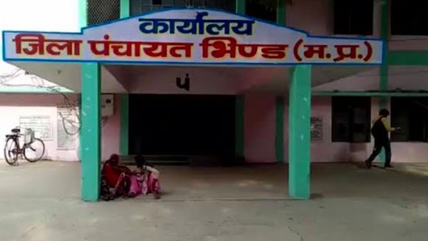 Bhind: भिंड में एक करोड़ रुपये गटक गए सरपंच-सचिव, बिना काम कराए खाते से निकाली राशि, जांच में खुलासा