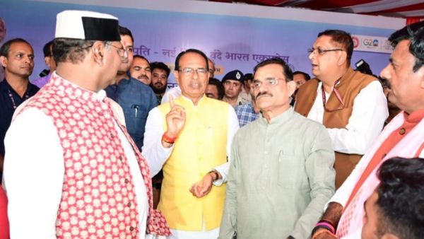 Bhopal News: PM मोदी के कार्यक्रम को लेकर मुख्यमंत्री शिवराज सिंह चौहन ने स्टेट हैंगर का किया निरीक्षण